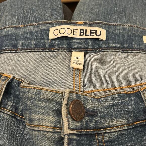 Code Bleu Classic Crop Ankle Jeans Medium Wash Sz 14P Raw Hem Stretch Timeless - Picture 3 of 11